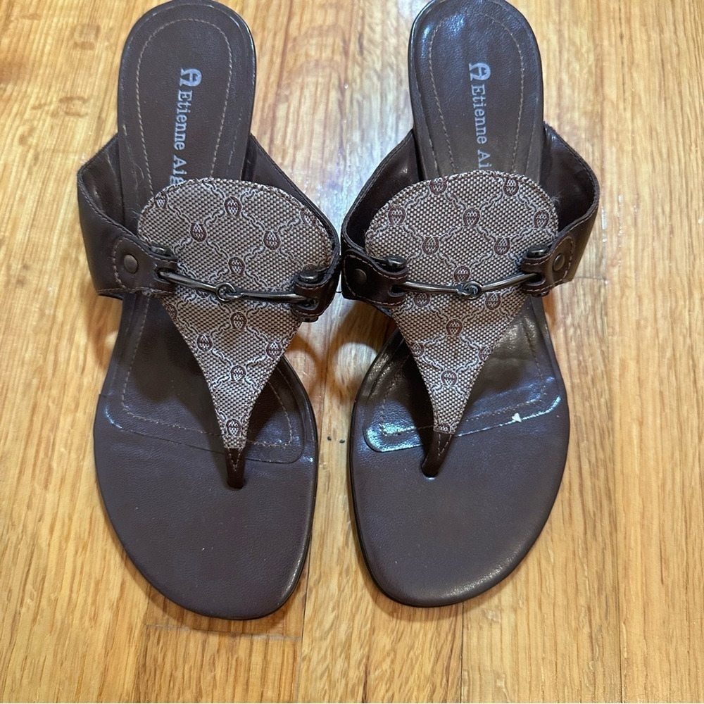 Etienne Aigner brown leather thong sandals patterned fabric detail Size 5 1/2